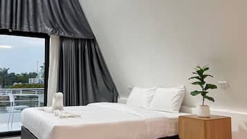 Un dormitorio moderno con cama, mesita de noche y una planta en maceta.