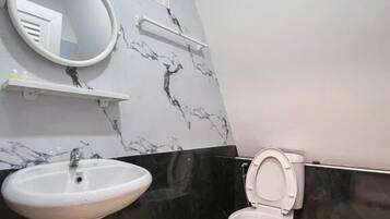 Een douche, gratis toiletartikelen, een haardroger, handdoeken