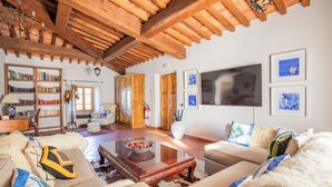 Unclassified image, 2 of 98, button - Tuscany Villa in Lucca with Private Infinity Pool, offers catering & experiences (Toscana)
