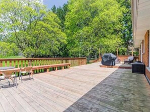 Outdoor dining - Prime location! Peaceful Country Living with modern comfort & city Convenience ! (Ajax)