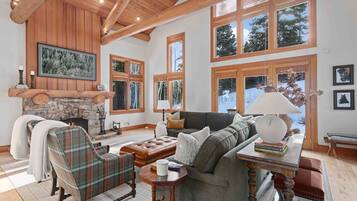 House, 5 Bedrooms | Living area