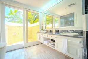 Shower, hair dryer, shampoo - Villa Vega de Palma. Luxurious villa .Golf view (La Romana)