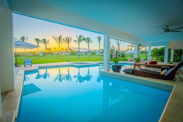 Pool - Villa Vega de Palma. Luxurious villa .Golf view (La Romana)
