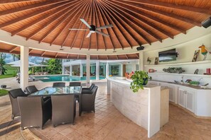 Pool - Villa Vega de Palma. Luxurious villa .Golf view (La Romana)