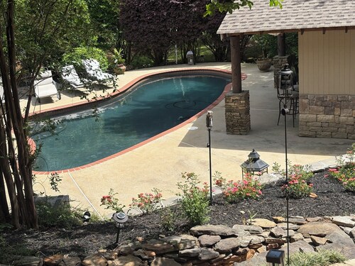 Pleasant 1-bedroom country house in charming Alpharetta with AC. secluded on 5