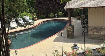 Pleasant 1-bedroom country house in charming Alpharetta with AC. secluded on 5