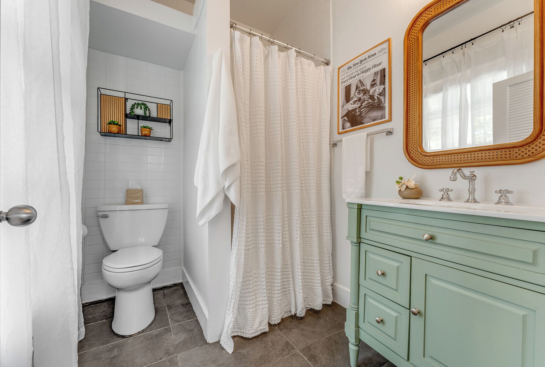 Douche, sèche-cheveux, serviettes fournies