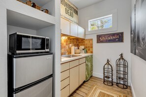 Kjøleskap, mikrobølgeovn, kaffetrakter/tekoker og kjøkkenutstyr