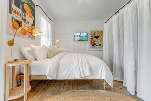 1 bedroom, iron/ironing board, free WiFi, bed sheets - QUIET POUR ~ On Duval St, Adult Only, Adjoining Rum Bar and Near Beach! (Key West)