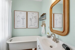 Dusj, hårføner og håndklær