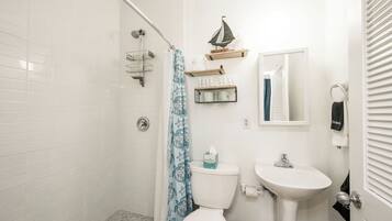 Dusj, hårføner og håndklær