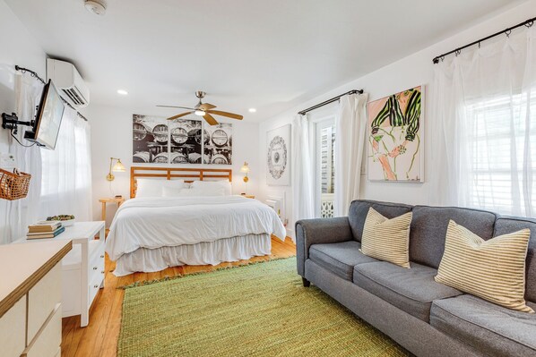 Tabla de planchar con plancha, wifi gratis y ropa de cama 