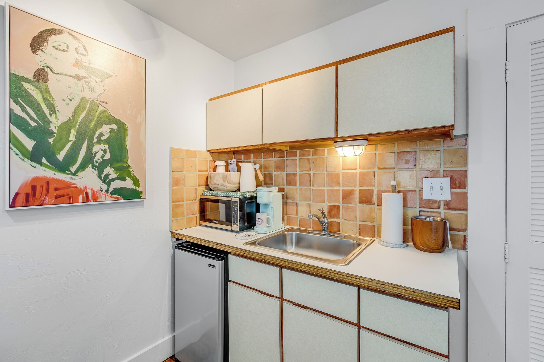 Fridge, microwave, coffee/tea maker, cookware/dishes/utensils