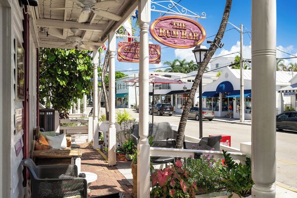 Property grounds - HIDEAWAY ~ On Duval St, Adult Only, Adjoining Rum Bar & Nearby Beaches! (Key West)