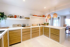 Microwave, oven, stovetop, dishwasher - Contemporary luxury villa with heatable private pool (Faro)