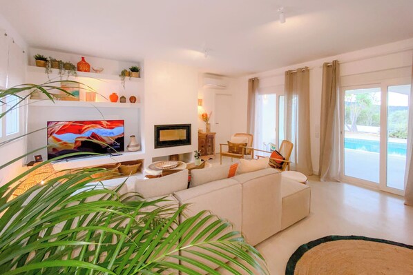 TV, fireplace - Contemporary luxury villa with heatable private pool (Faro)