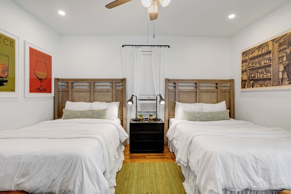 Tabla de planchar con plancha, wifi gratis y ropa de cama 