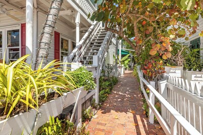 SMUGGLER'S COVE ~ On Duval St, Adult Only, Adjoining Rum Bar & Near Beaches!