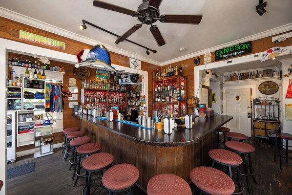 Bar (on property) - SMUGGLER'S COVE ~ On Duval St, Adult Only, Adjoining Rum Bar & Near Beaches! (Key West)