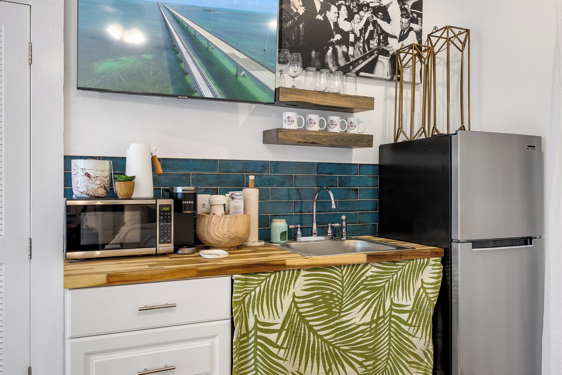 Geladeira, micro-ondas, cafeteira/chaleira