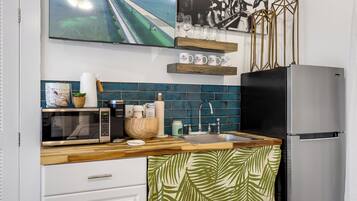 Geladeira, micro-ondas, cafeteira/chaleira