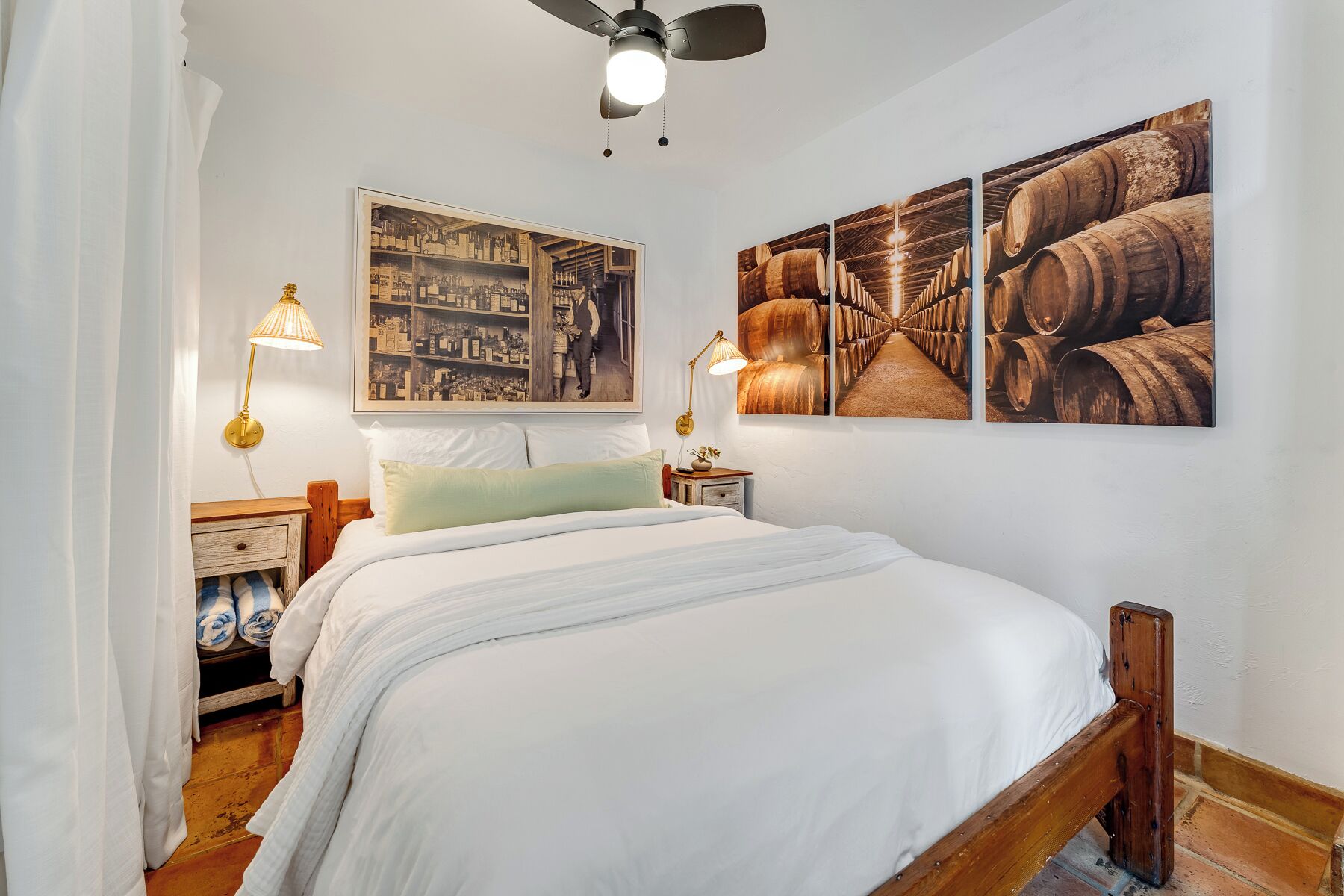 Tabla de planchar con plancha, wifi gratis y ropa de cama 