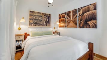 Tabla de planchar con plancha, wifi gratis y ropa de cama