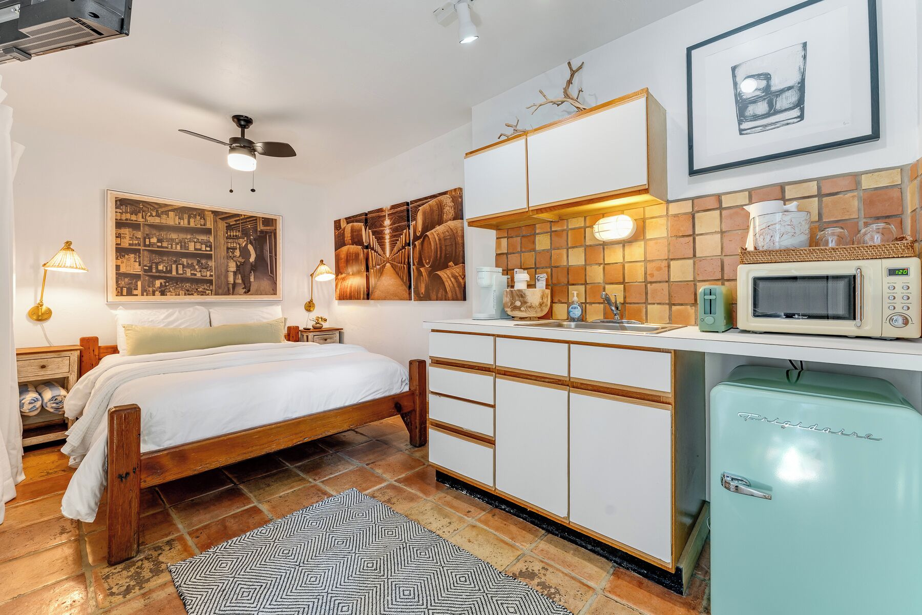 Tabla de planchar con plancha, wifi gratis y ropa de cama 