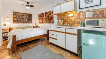 Tabla de planchar con plancha, wifi gratis y ropa de cama