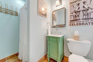 Shower, hair dryer - BOOTLEGGER BAY ~ On Duval St, Adult Only, Adjoining Rum Bar & Nearby Beaches! (Key West)