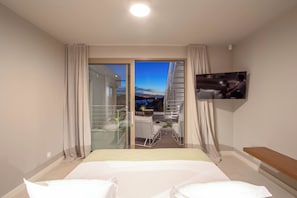 4 bedrooms, in-room safe, iron/ironing board, free WiFi