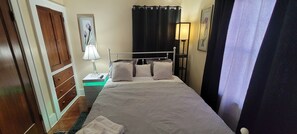 Iron/ironing board, Internet, bed sheets - Spacious 5-bedroom house in gorgeous Rochester with AC (Rochester)