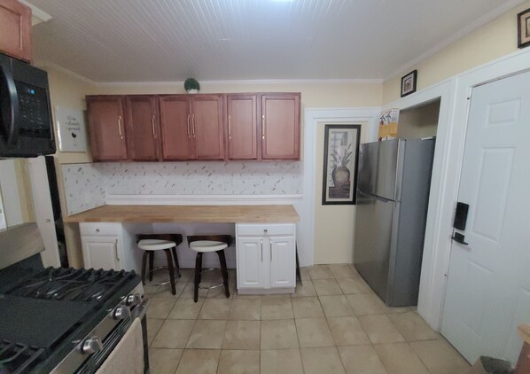 Private kitchen - Spacious 5-bedroom house in gorgeous Rochester with AC (Rochester)