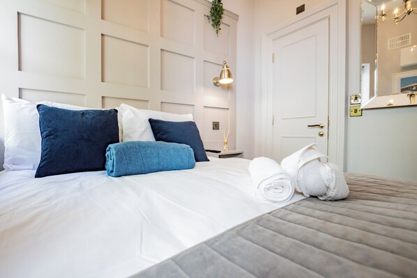 Tabla de planchar con plancha, Internet, ropa de cama