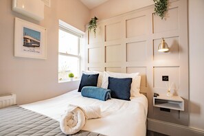 مكواة/لوح كي وخدمة الإنترنت وملاءات أسرّة