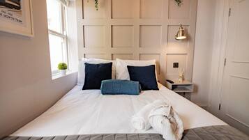 Tabla de planchar con plancha, acceso a internet y ropa de cama