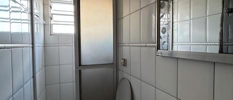 Suite Standard, vue ville | Salle de bain | Douche, serviettes fournies, papier toilette