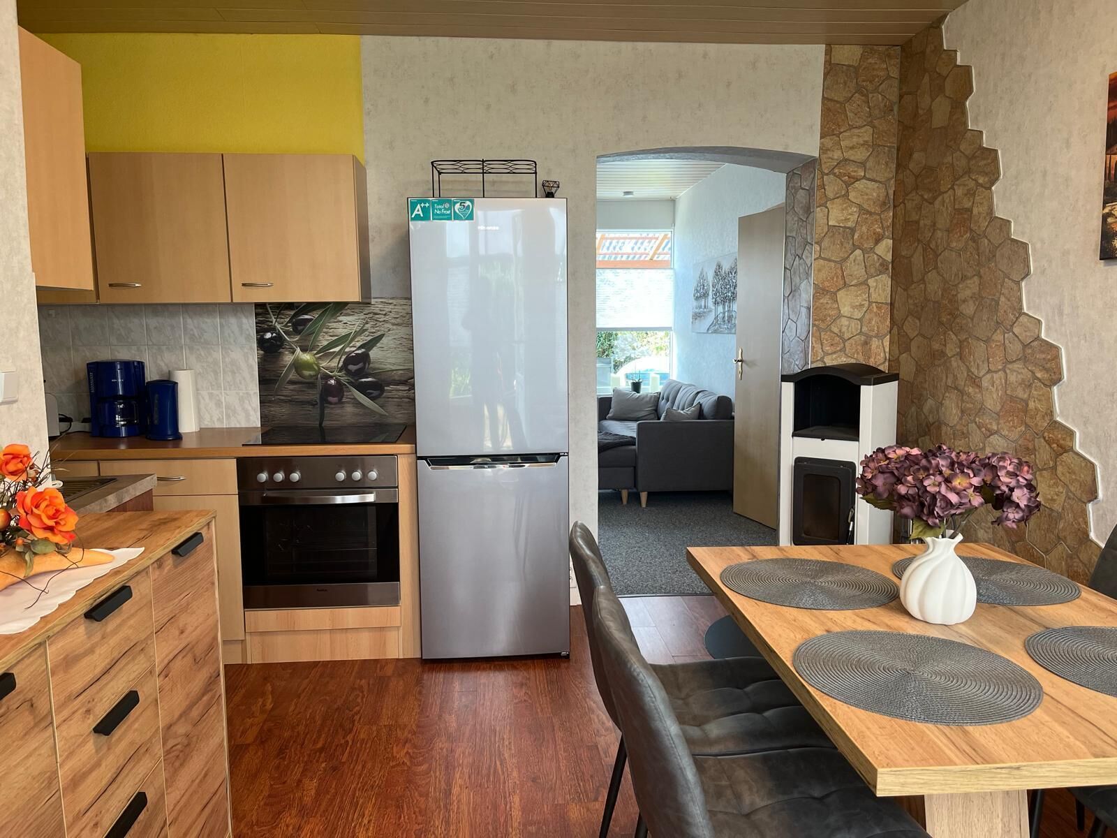 Kühlschrank, Herdplatte, Wasserkocher mit Kaffee-/Teezubehör