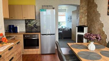 Kühlschrank, Herdplatte, Wasserkocher mit Kaffee-/Teezubehör