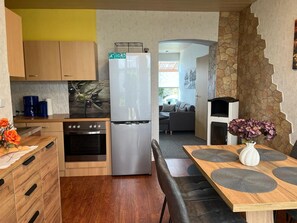 Réfrigérateur, surface de cuisson, cafetière-théière