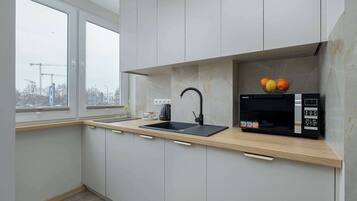 Kylskåp, mikrovågsugn, spishäll och diskmaskin