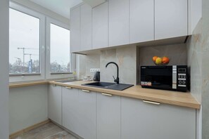 Jääkaappi, mikroaaltouuni, liesi, astianpesukone