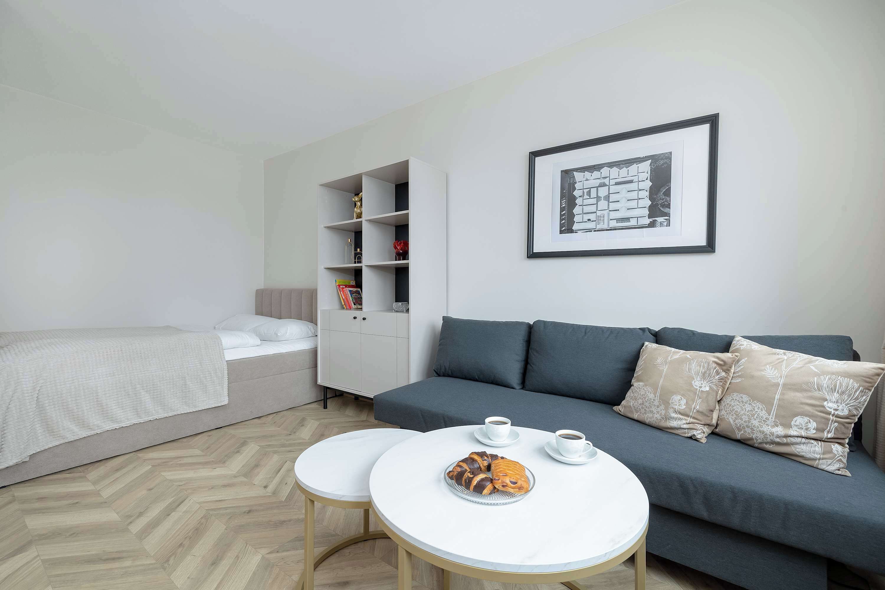 Schreibtisch, Bügeleisen/Bügelbrett, Reisekinderbett, WLAN