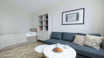 Schreibtisch, Bügeleisen/Bügelbrett, Reisekinderbett, WLAN