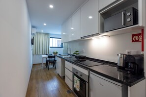 Refrigerador, microondas, horno, placa de cocina