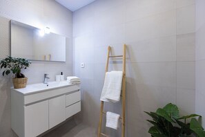 Artículos de tocador ecológicos, secador de pelo, toallas, jabón