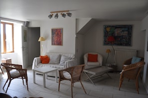 A living room with a sofa, two chairs, a coffee table, and two lamps. - Gîte "les2chouettes.fr" – Spacious Holiday Home for 11–13 Guests (Curan)