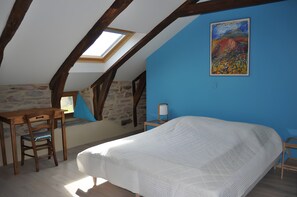 4 chambres, fer et planche à repasser