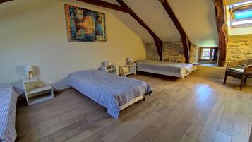 4 bedrooms, iron/ironing board