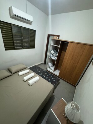 Tabla de planchar con plancha, wifi y ropa de cama 